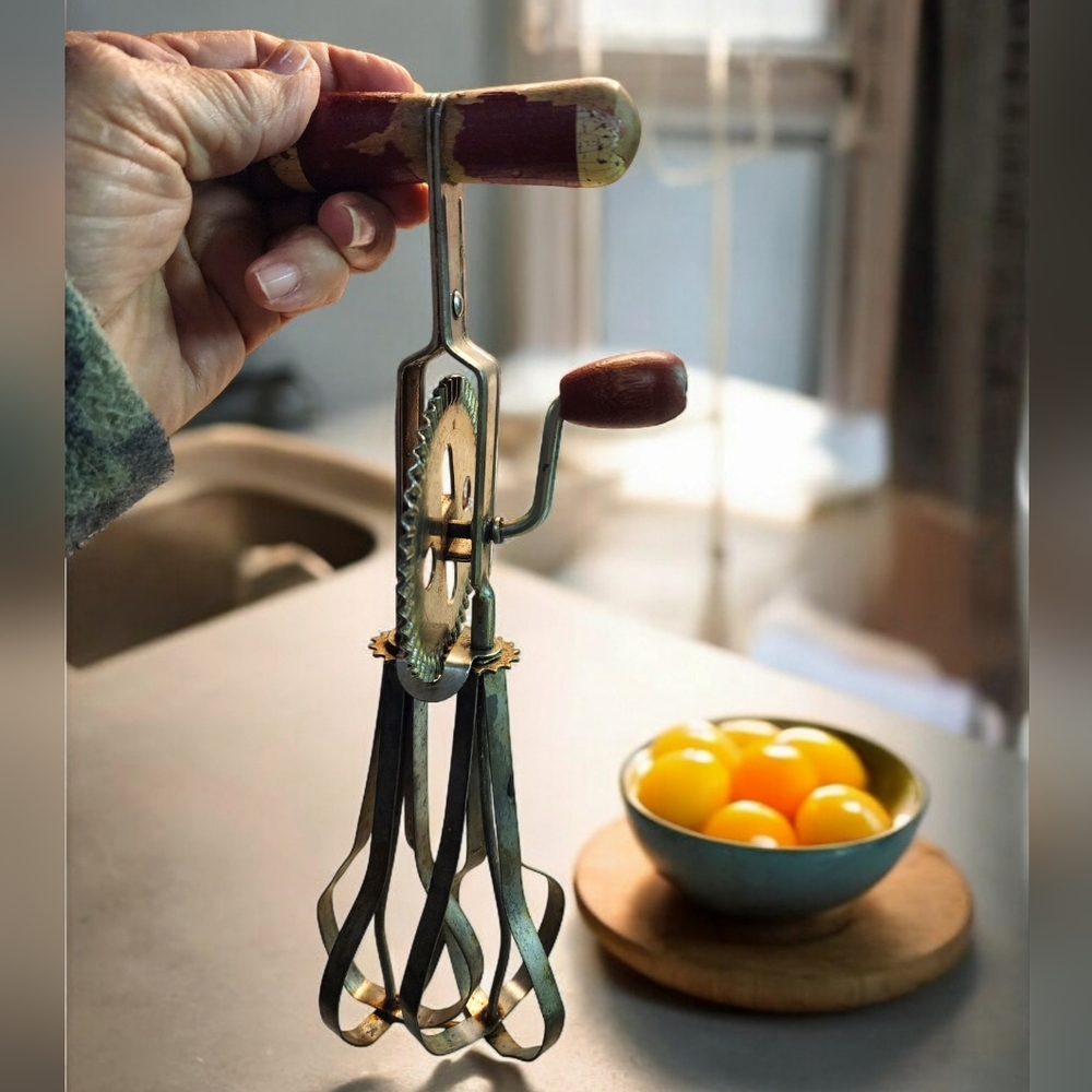 Vintage Hand Egg Beater with Chippy Red Handles 1940s PRIMITIVES (B)